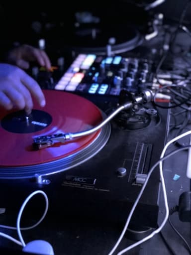 DJ